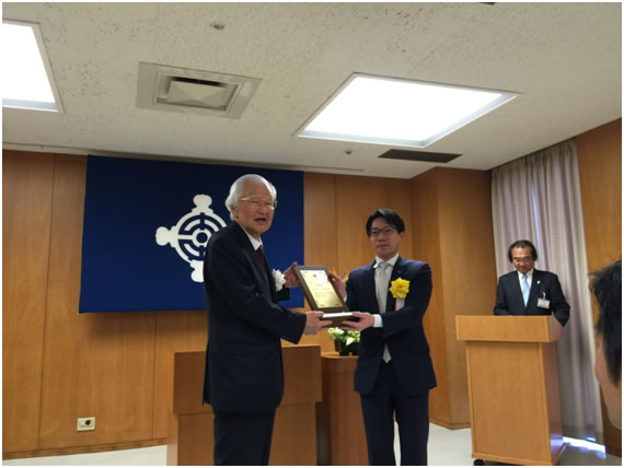 矢田美英・中央区長(左)と新井社長 矢田美英・中央区長(左)と新井社長